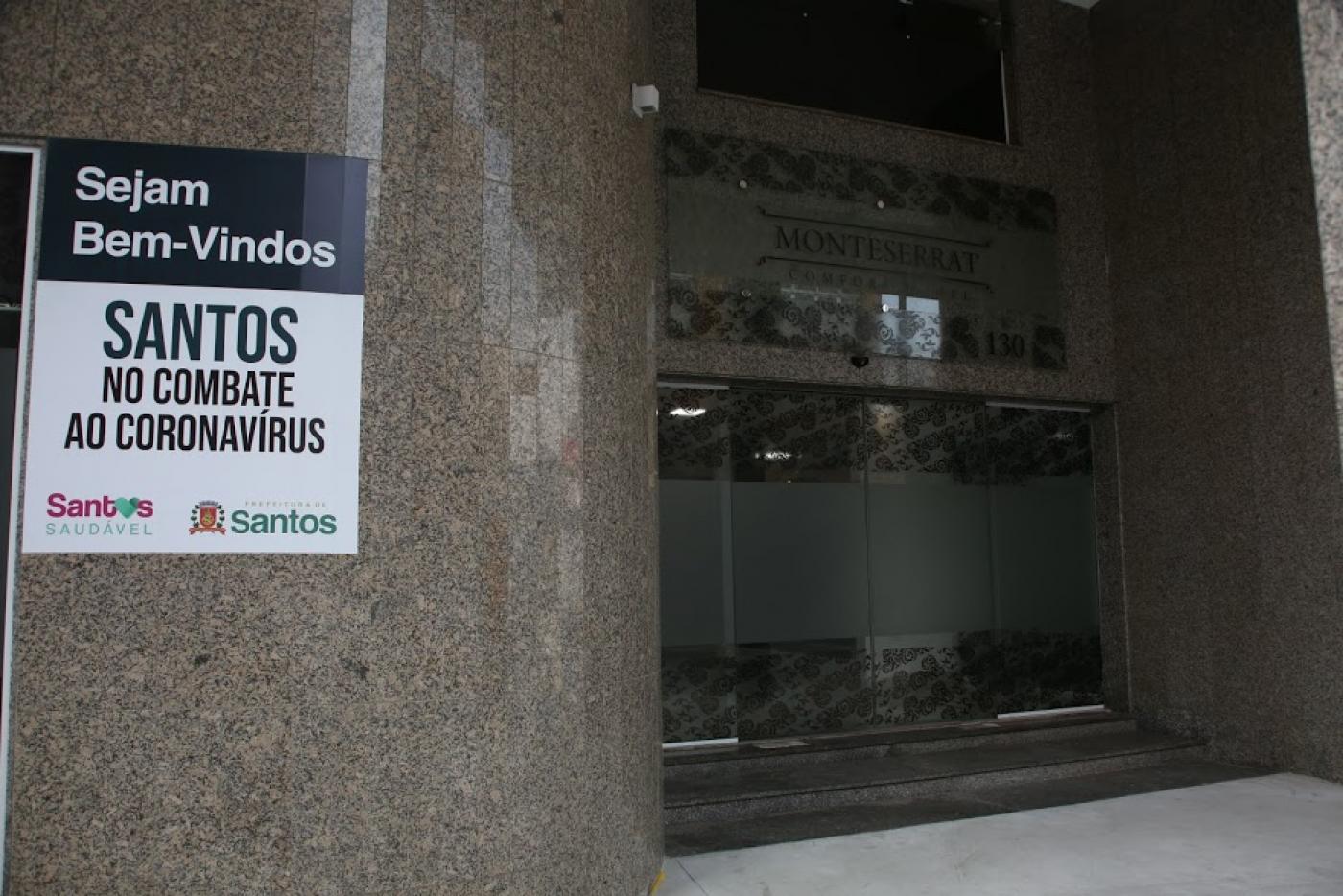 entrada do hotel com placa de bem vindos aos hóspedes #paratodosverem