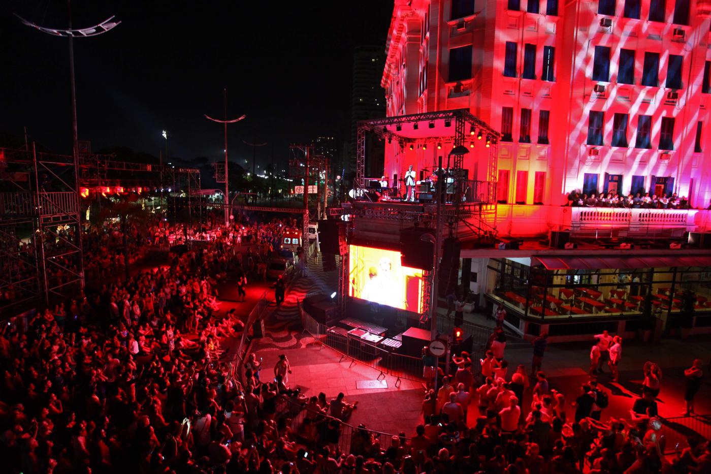 pessoas no gonzaga assistindo ao show de frente para o telão #pracegover 