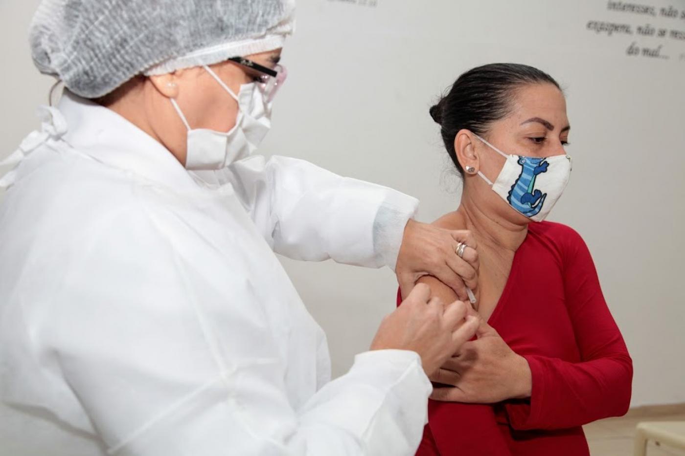 mulher vacinada no braço #paratodosverem