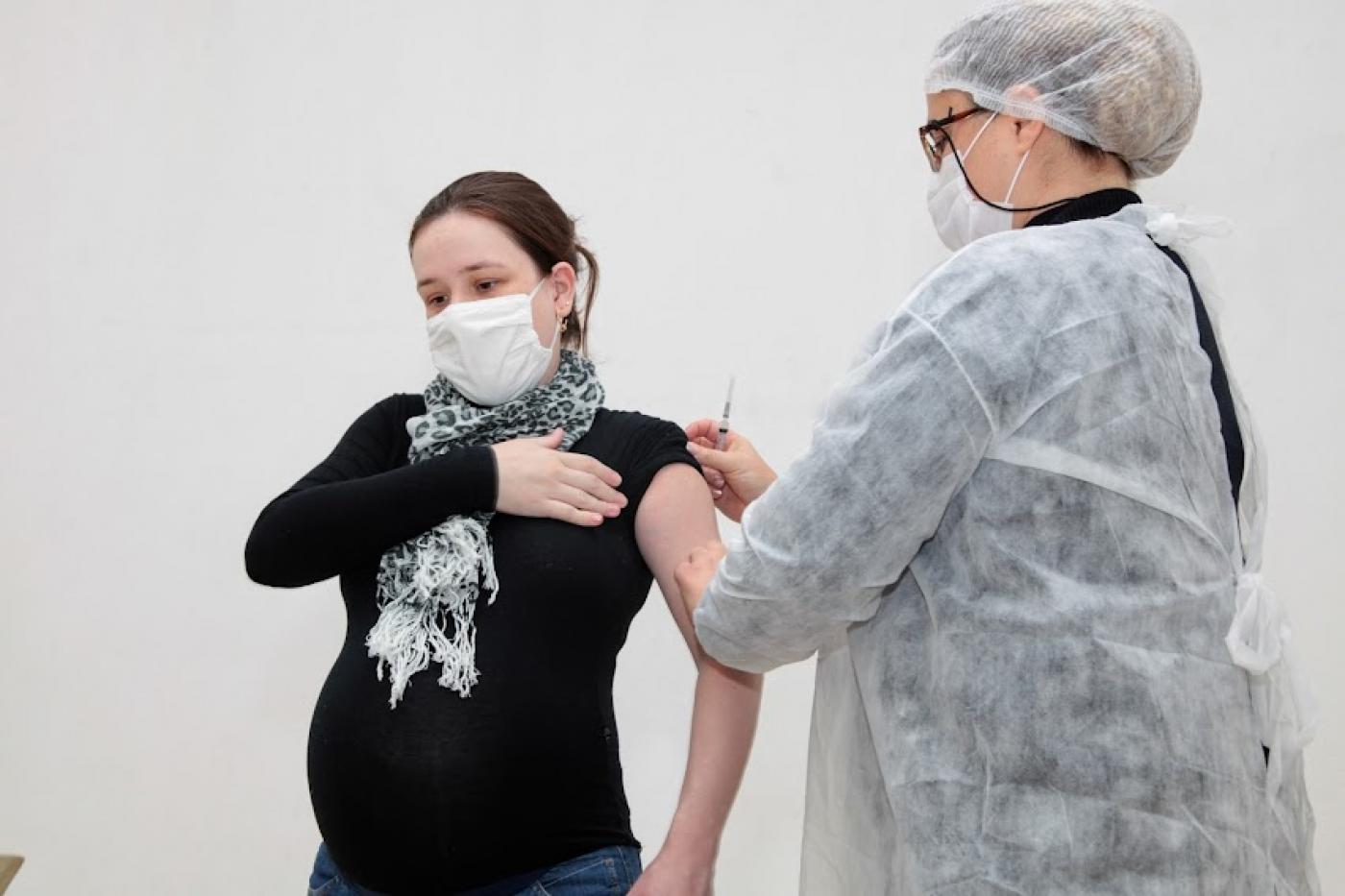 Mulher grávida recebe a vacina de enfemeira. #paratodosverem