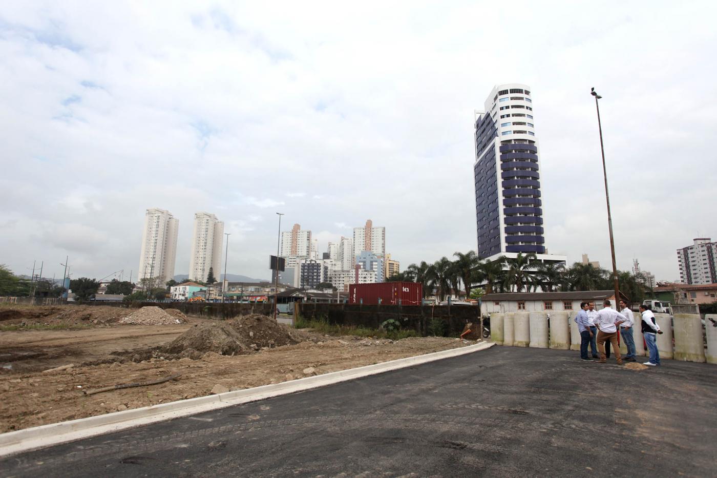 trecho novo de avenida já pavimentado #pracegover 