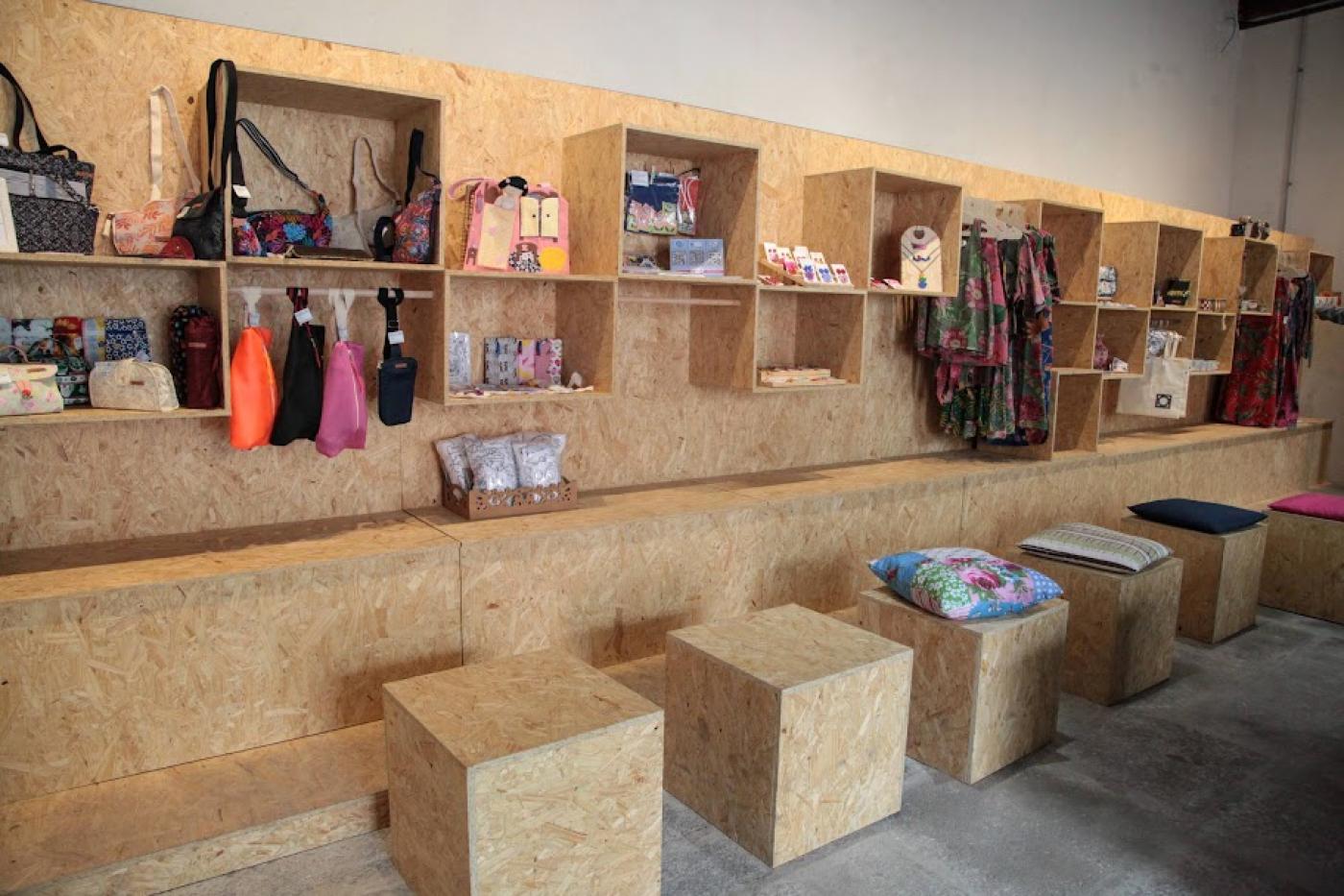sala com móvel de vários nichos para exposição de peças artesanais.#paratodosverem 