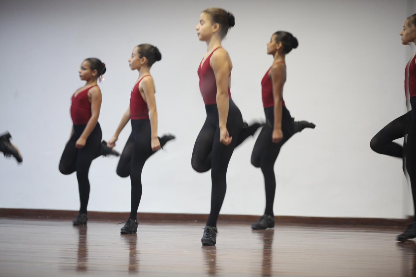meninas dançam en aula de ballet #pracegover 