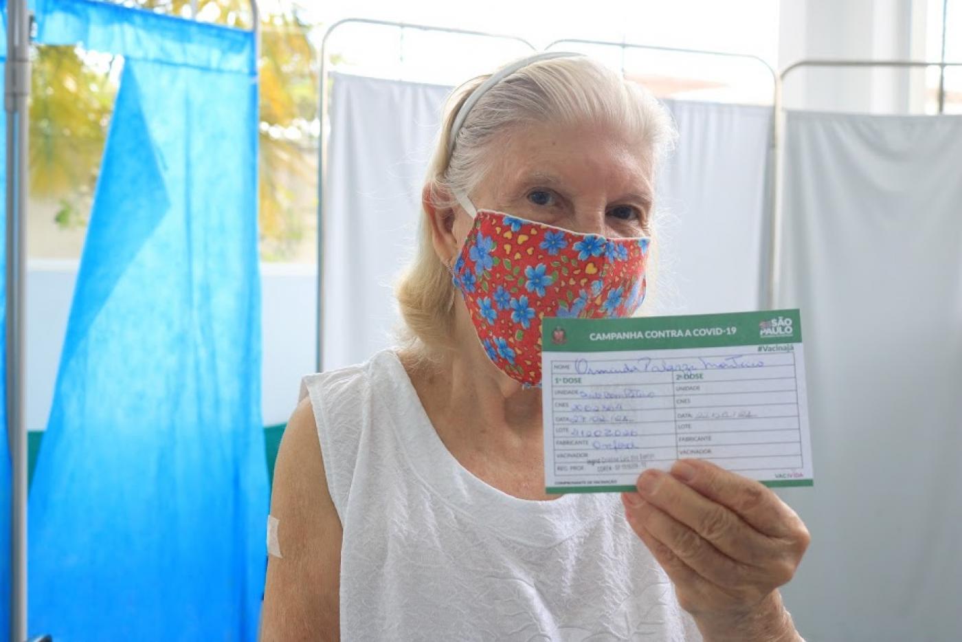 idosa mostra certificado de vacinação #paratodosverem 