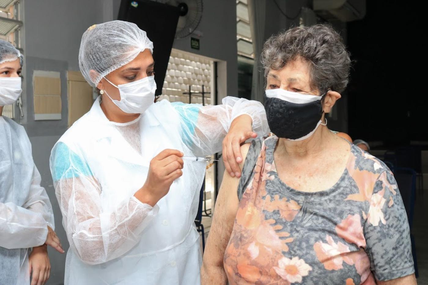 idosa é vacinada no braço #paratodosverem 