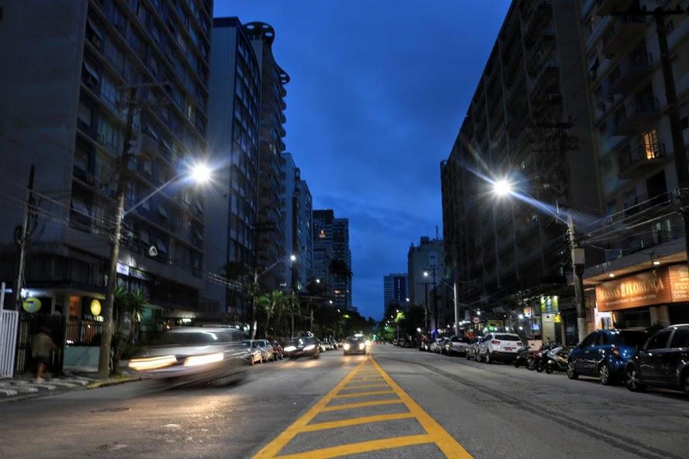 avenida iluminada a noite #paratodosverem