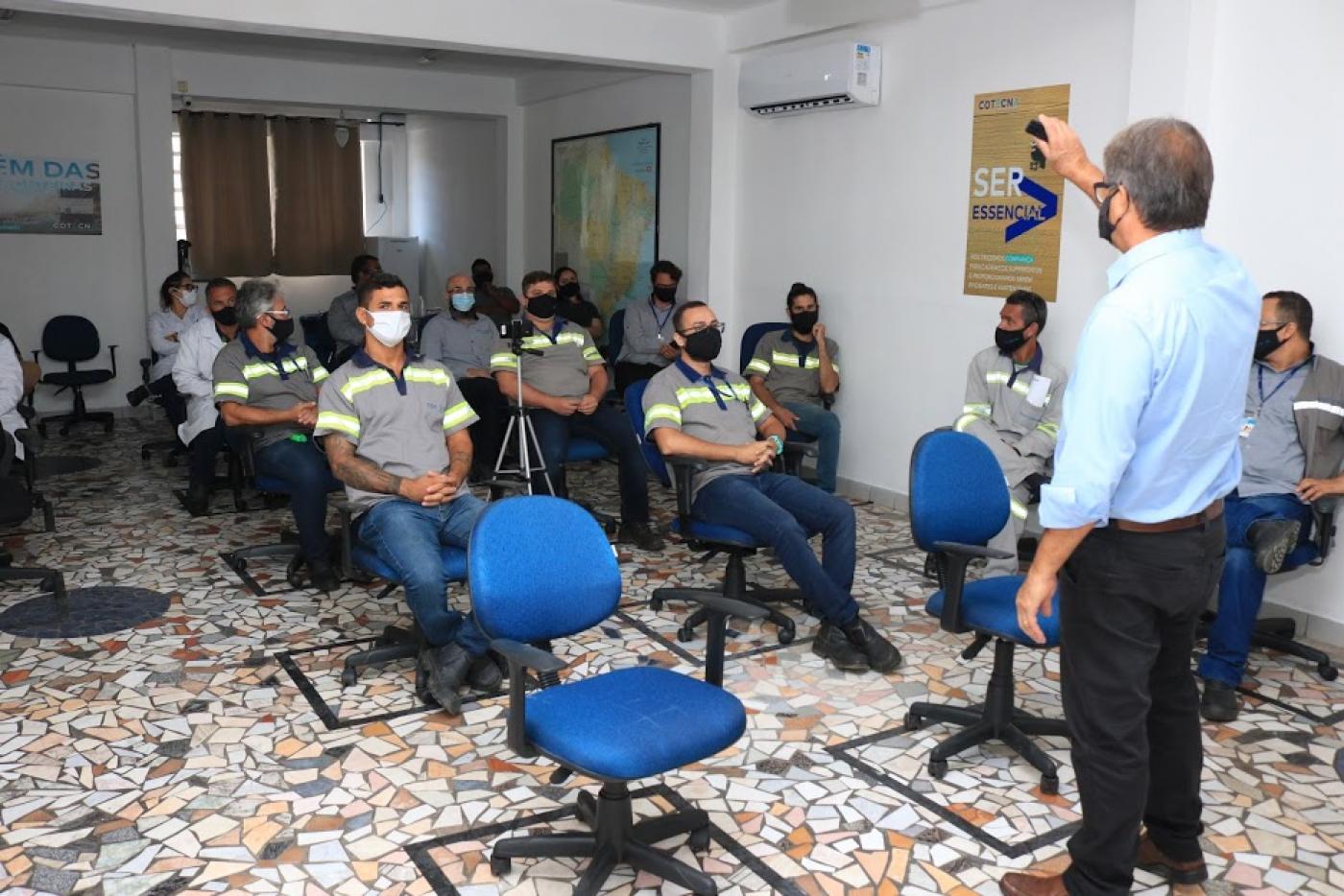 pessoas em sala de aula assistem a palestra #paratodosverem 