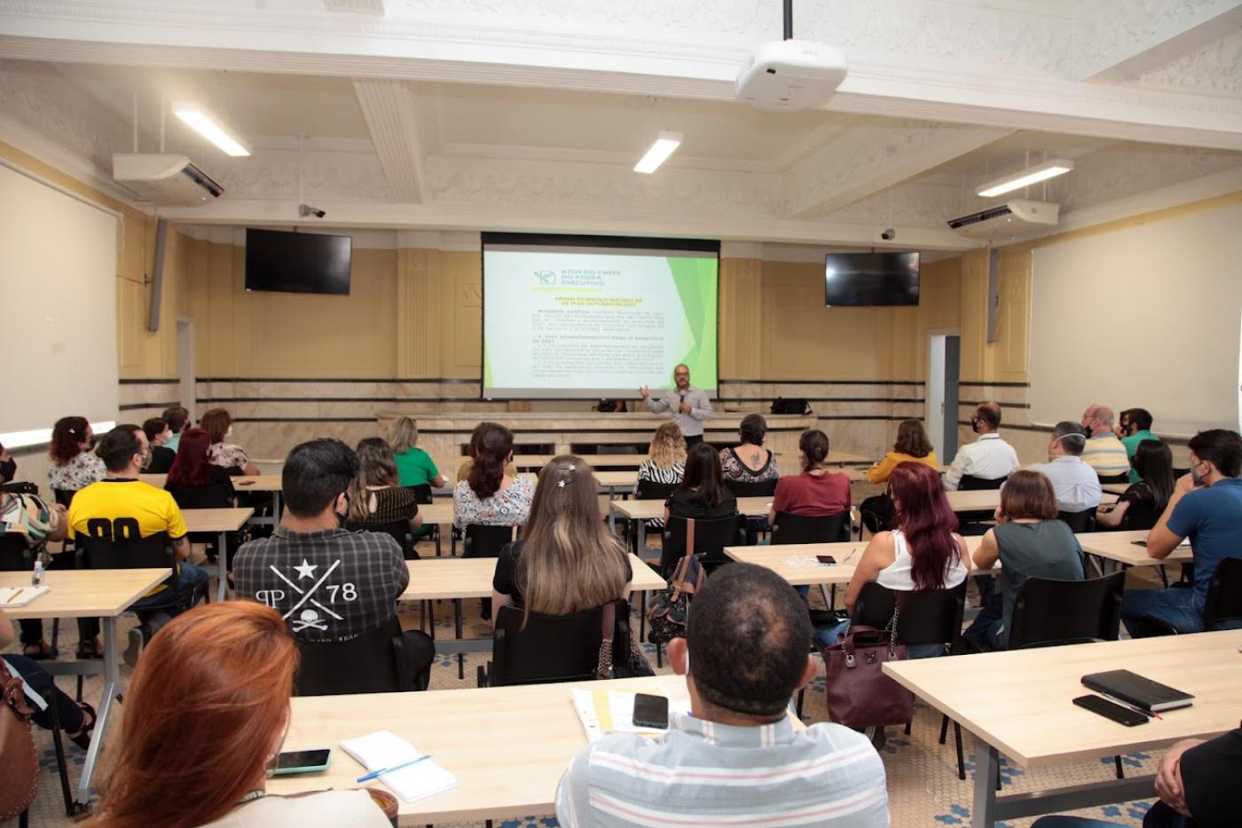 servidores assistem a palestra #paratodosverem 