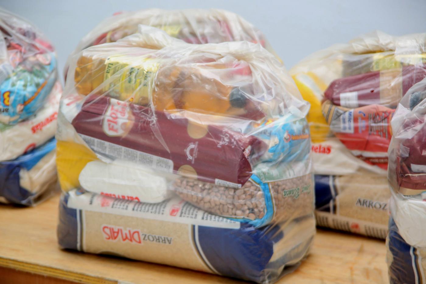 Alimentos diversos embalados em sacos plásticos. #Paratodosvere