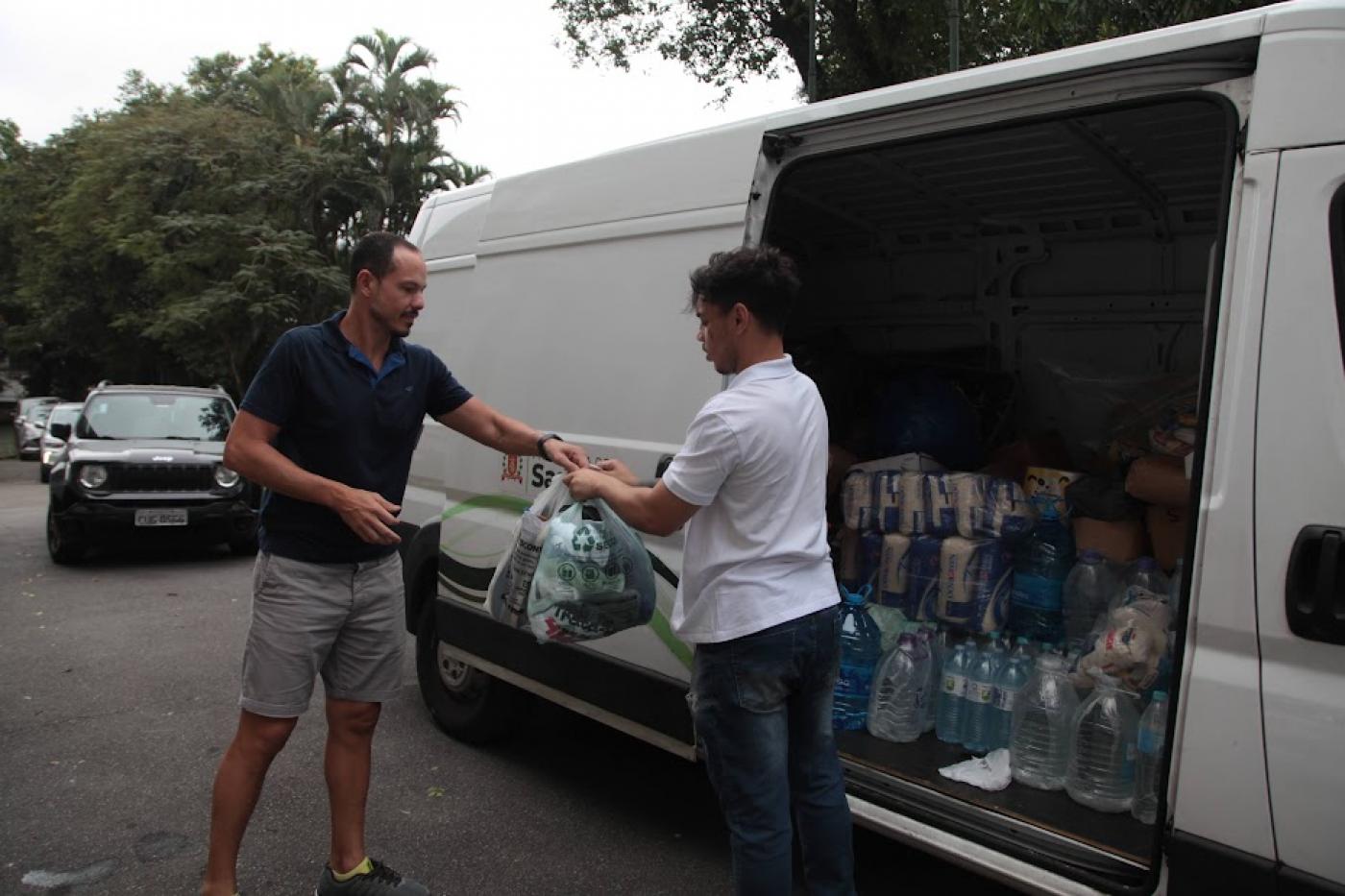 homem entrega doação em van #paratodosverem