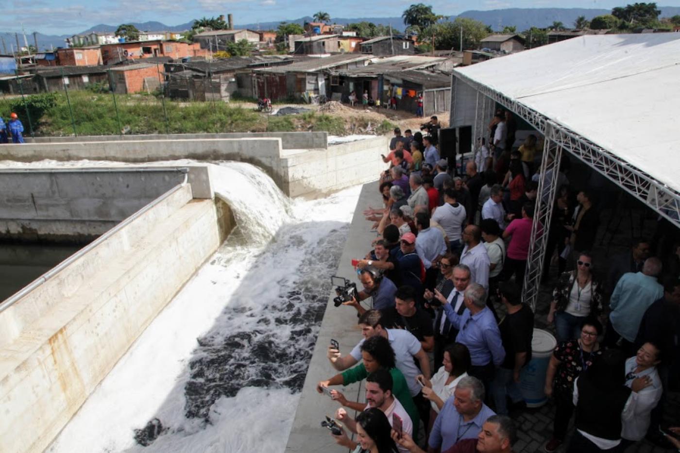 água correndo em grande estrutura. #paratodosverem 