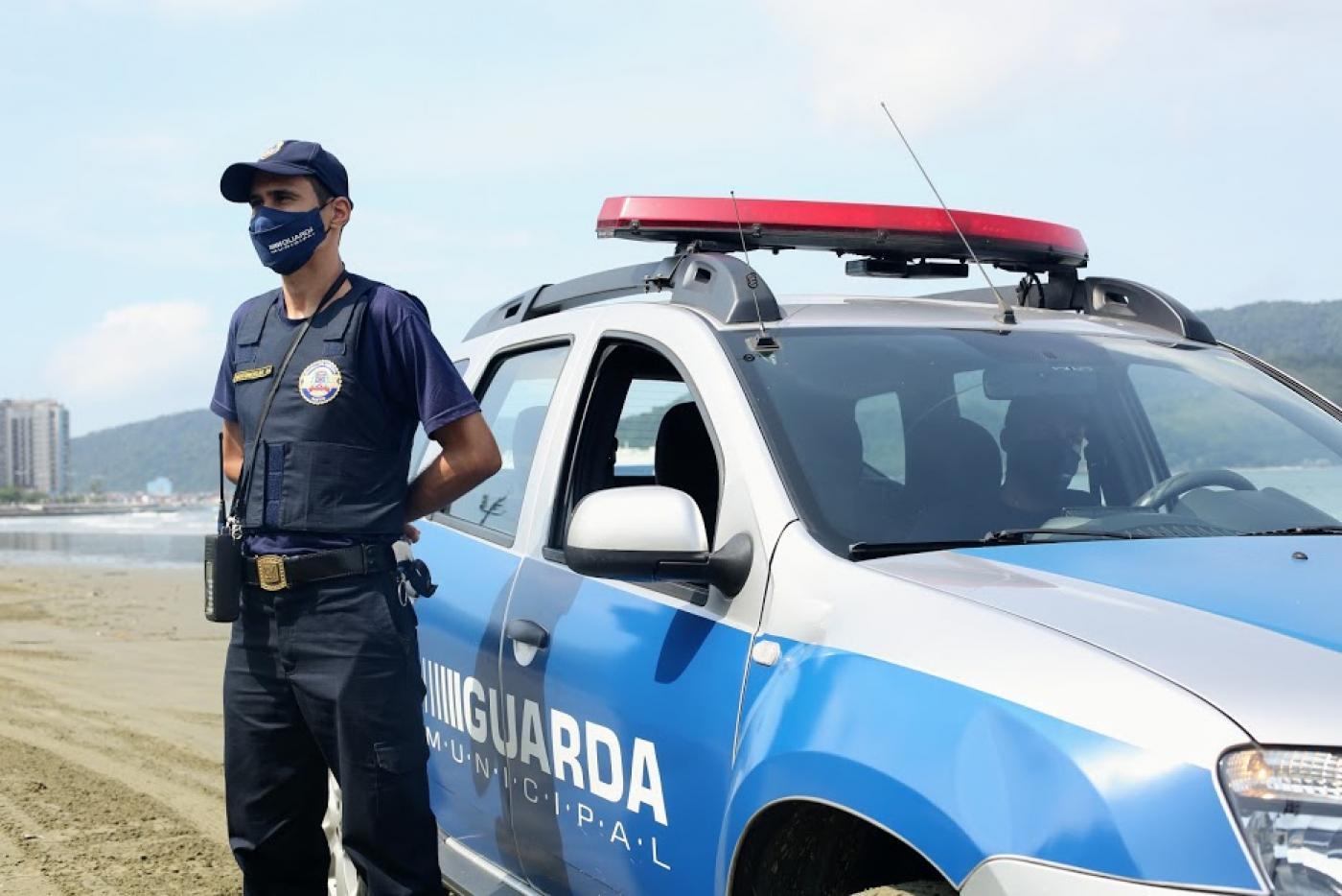 guarda ao lado de viatura na praia #paratodosverem 