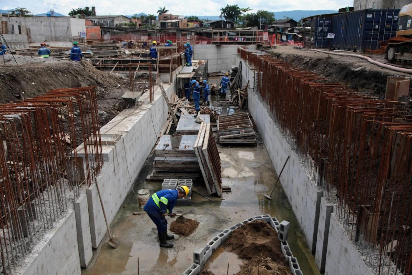 vários homens trabalhando em grande obra. #paratodosverem