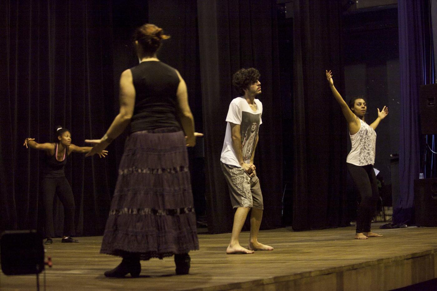 jovens durante peça de teatro #paratodosverem 