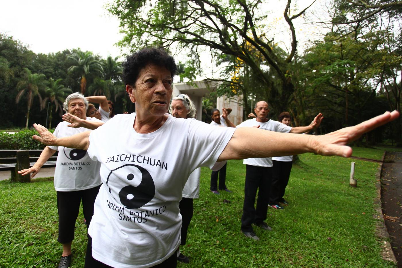 mulheres praticam tai chi chuan #pracegover 