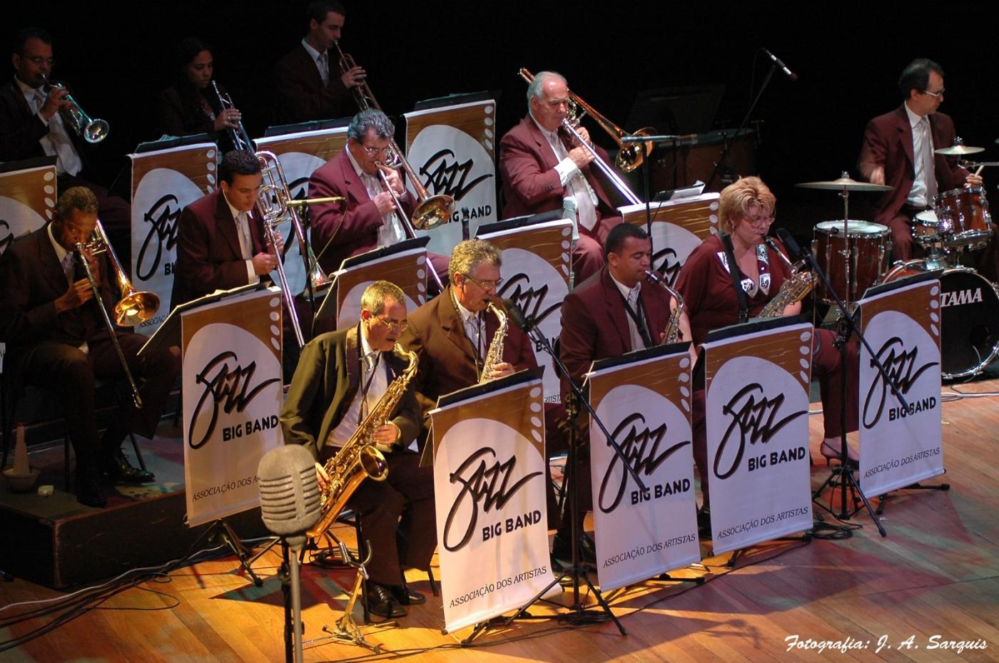 orquestra de jazz tocando #paratodosverem