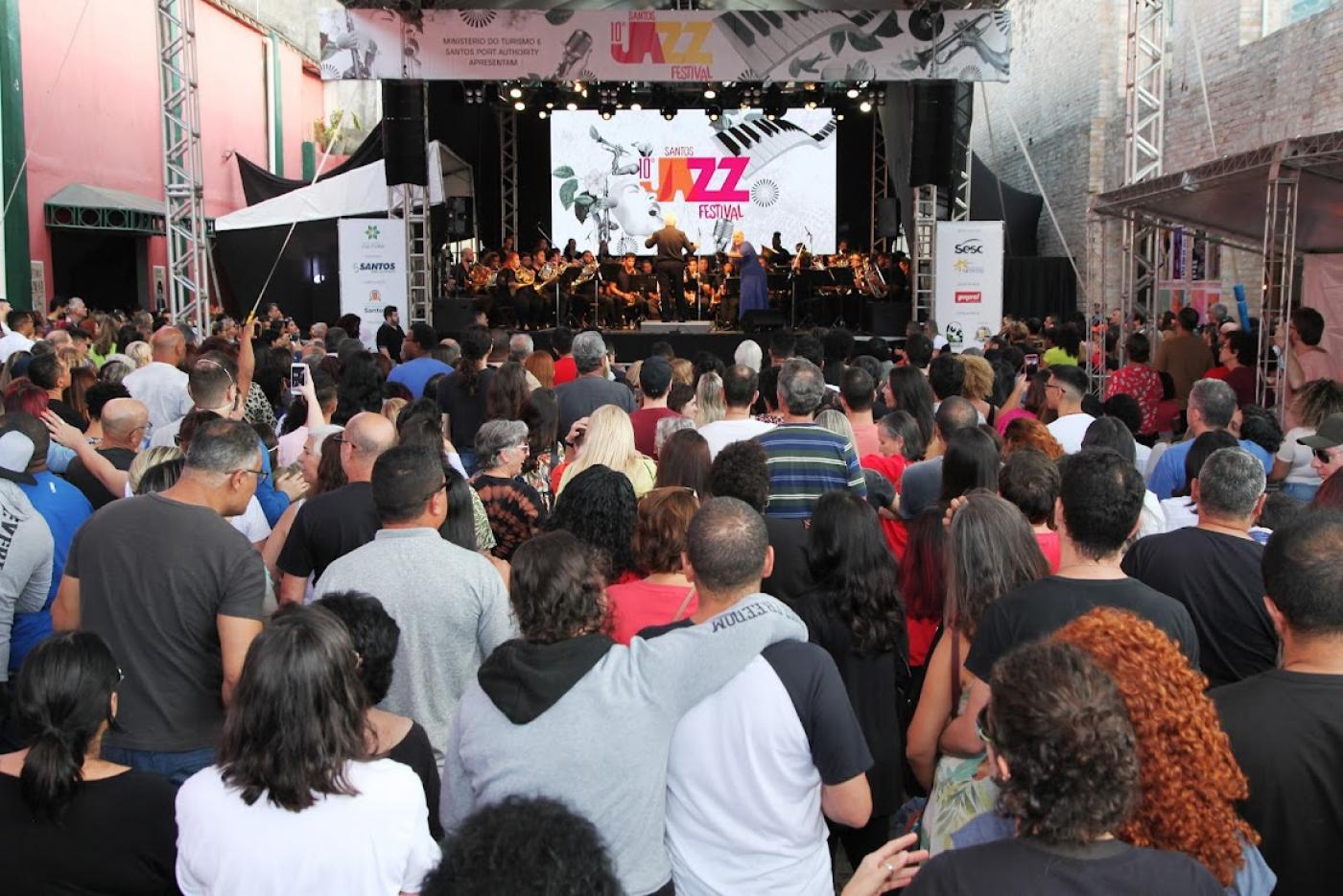 artista se apresenta no palco do evento #paratodosverem