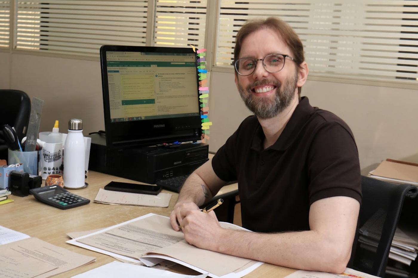 servidor ao lado do computador #paratodosverem 