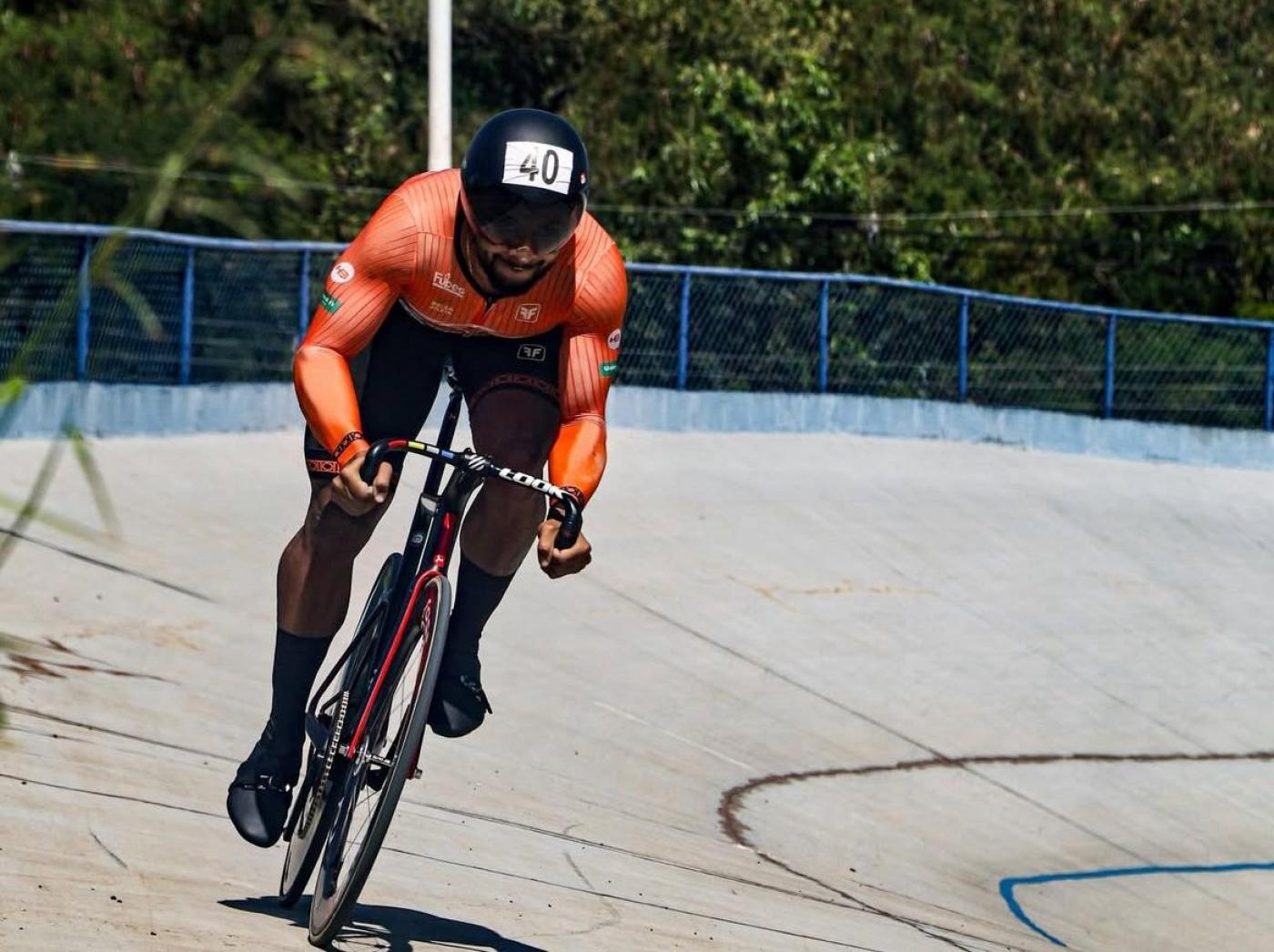 Ciclista competindo na pista. #Paratodosverem.