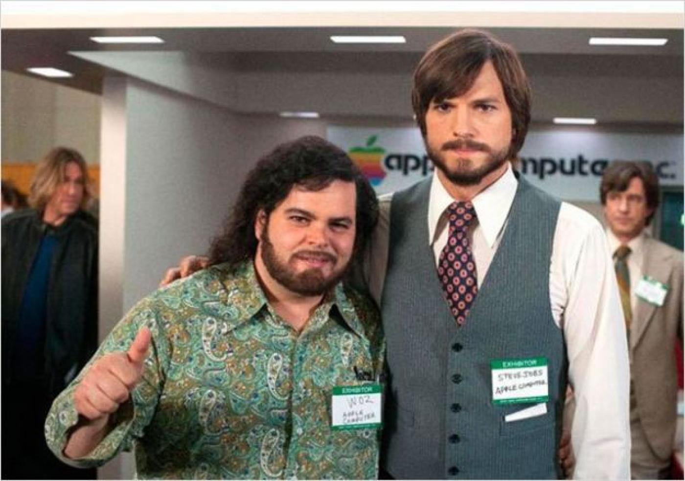 dois homens se abraçam em cena de steve jobs #pracegover