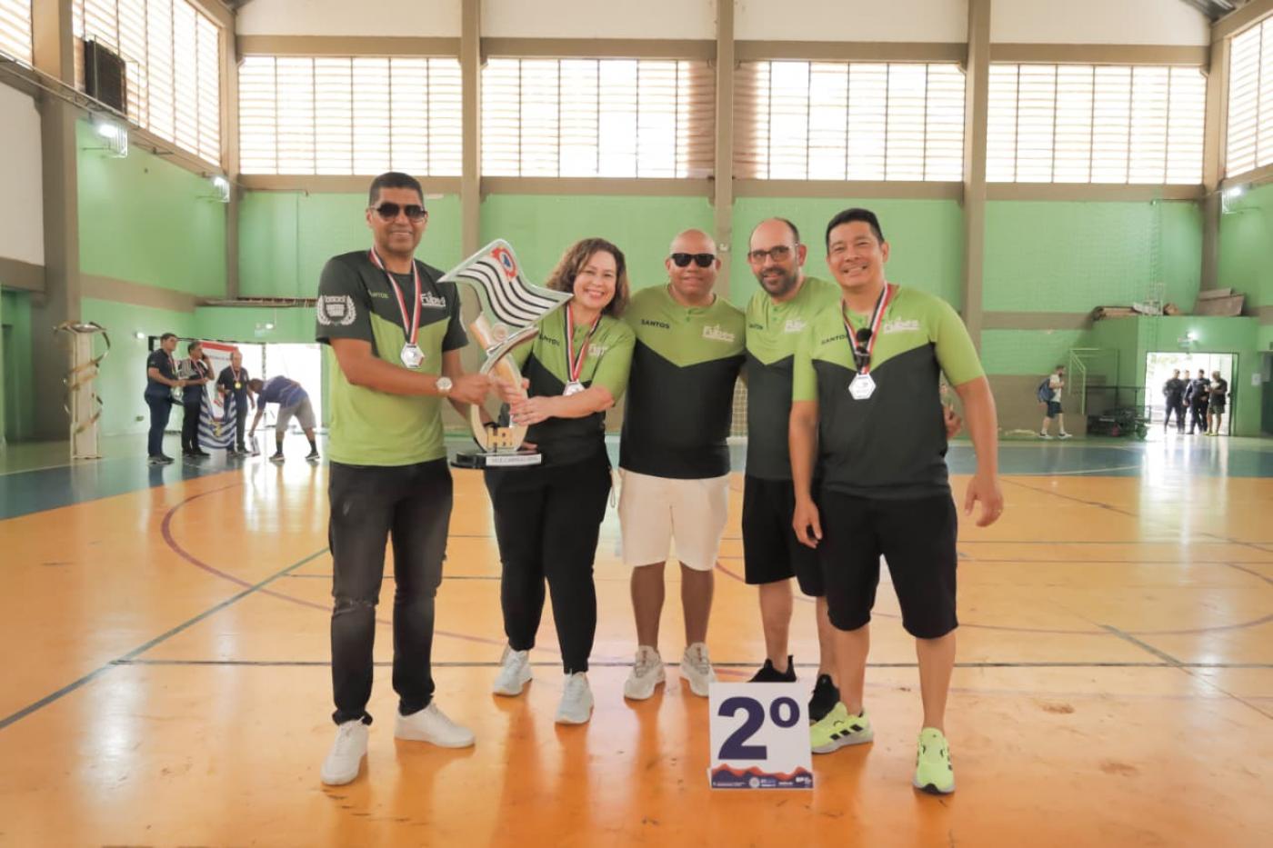 Equipe da Fupes levanta o troféu. #Paratodosverem