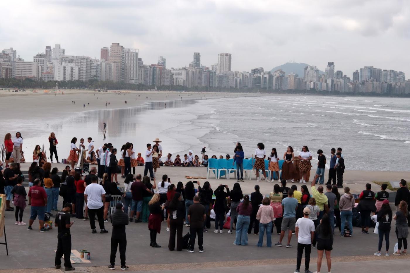 crianças durante atividade #paratodosverem 