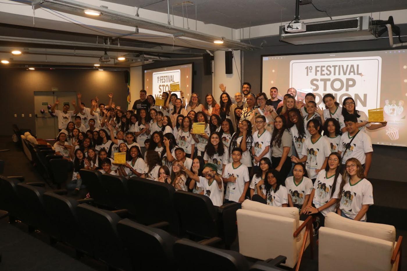 jovens no palco durante a premiação #paratodosverem 