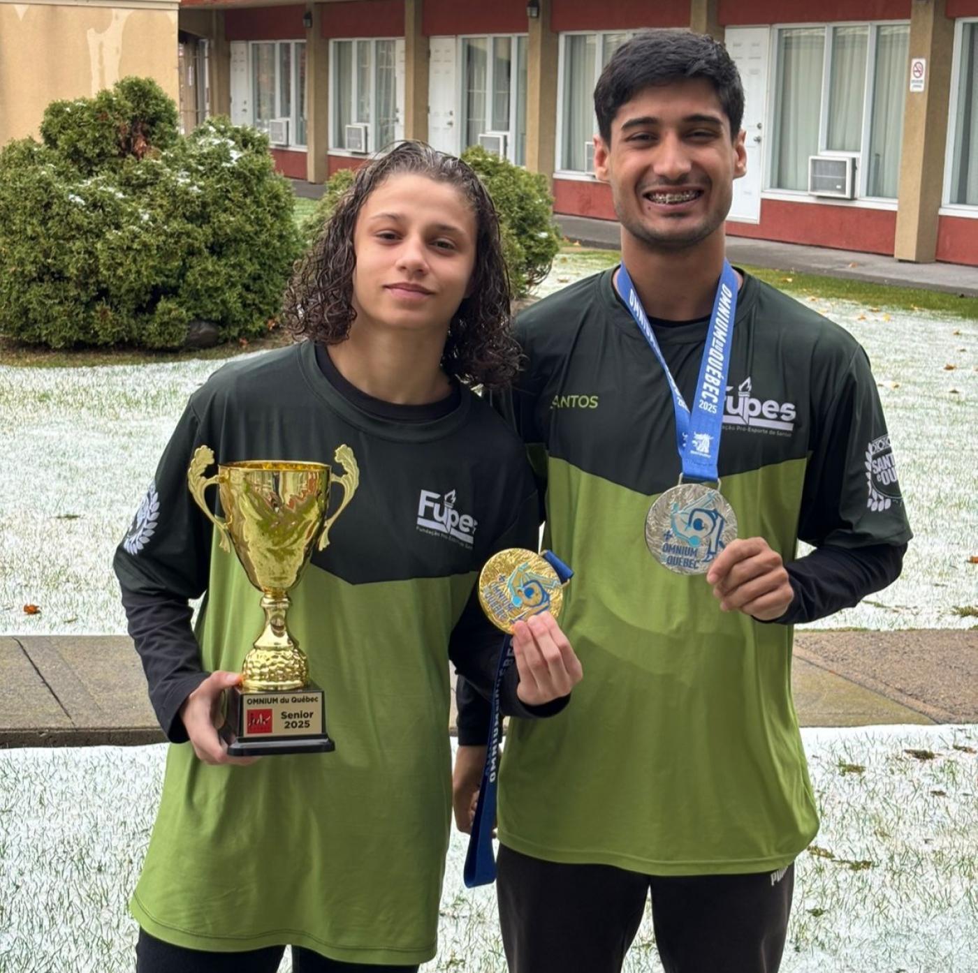 Judocas mostram suas medalhas. #Paratodosverem.