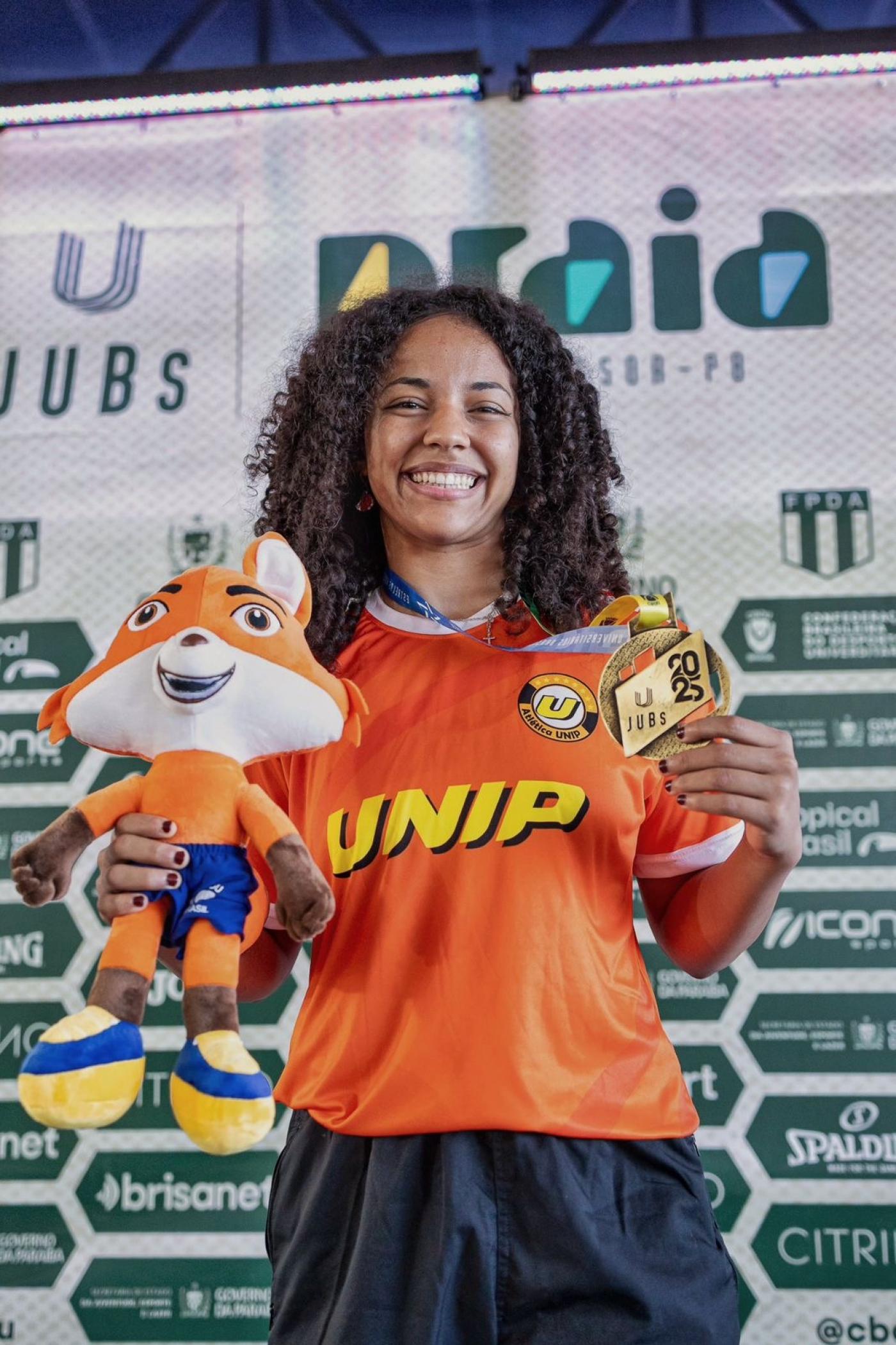 atleta mostra a medalha #paratodosverem 