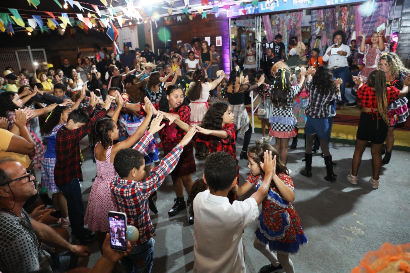 pessoas se divertindo na festa #paratodosverem 