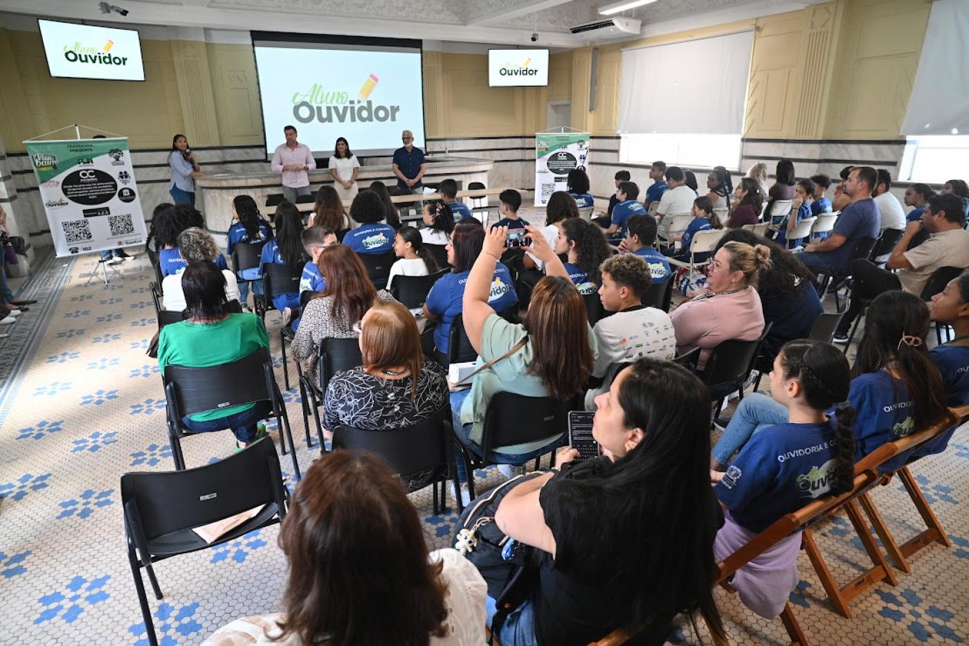 alunos ouvidores em reunião #paratodosverem