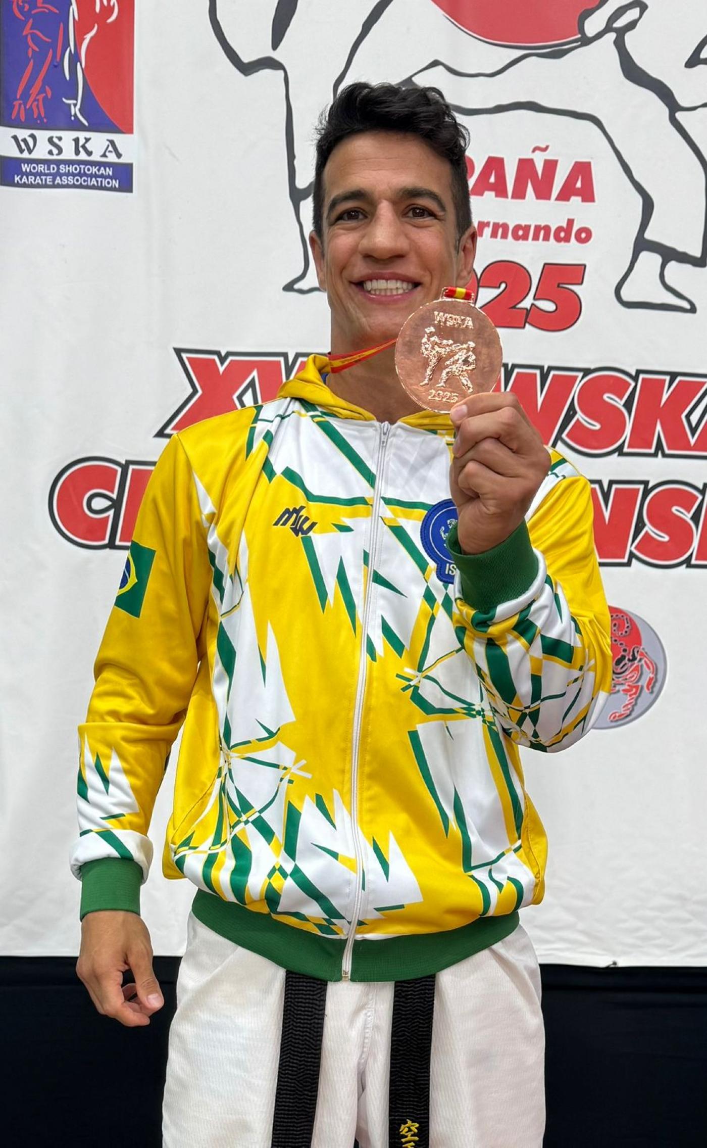 atleta mostrando medalha #paratodosverem