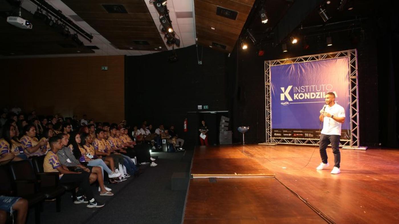 homem em pé fala para platéia #paratodosverem