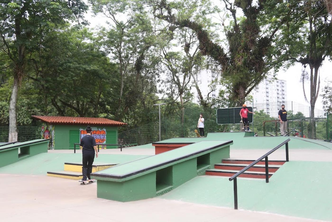 pista de skate com algumas crianças e jovens. #paratodosverem