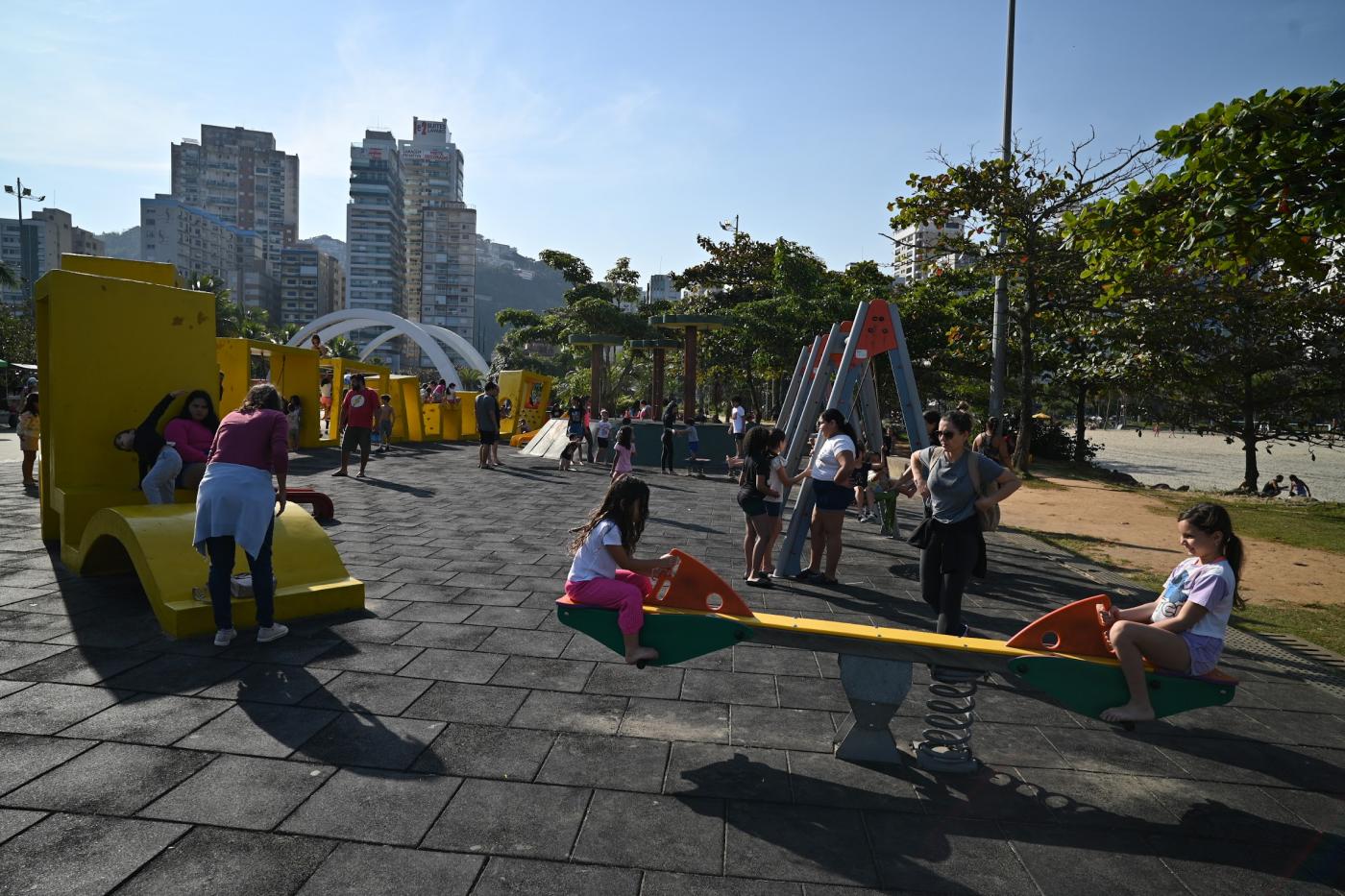 vista geral de área de lazer do novo quebra-mar. #paratodosverem 