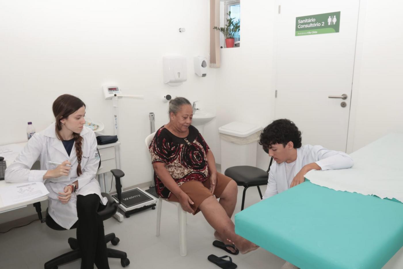 idosa é atendida por médicos #paratodosverem 