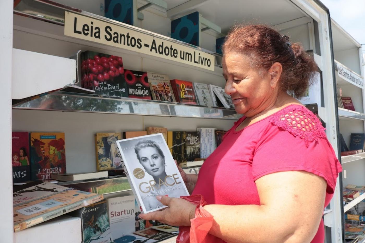mulher lê livro no posto do programa #paratodosverem 