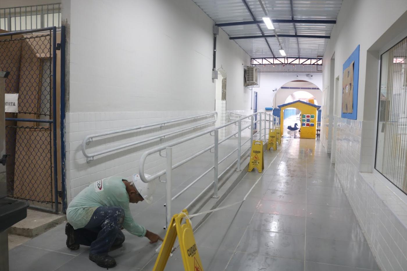 operário atuando na obra #paratodosverem 