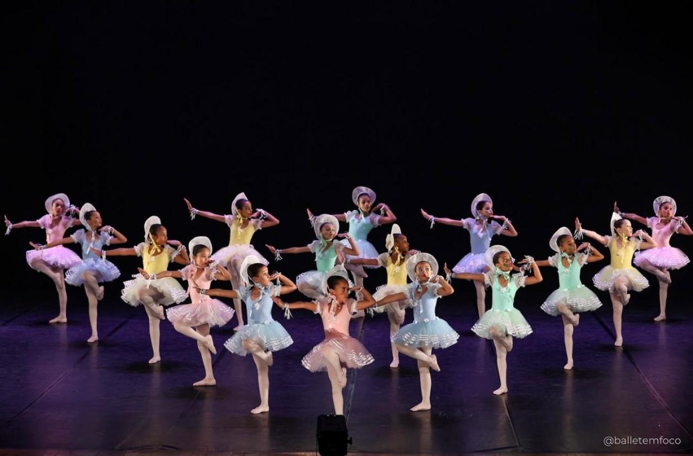 meninas durante número de dança #paratodosverem