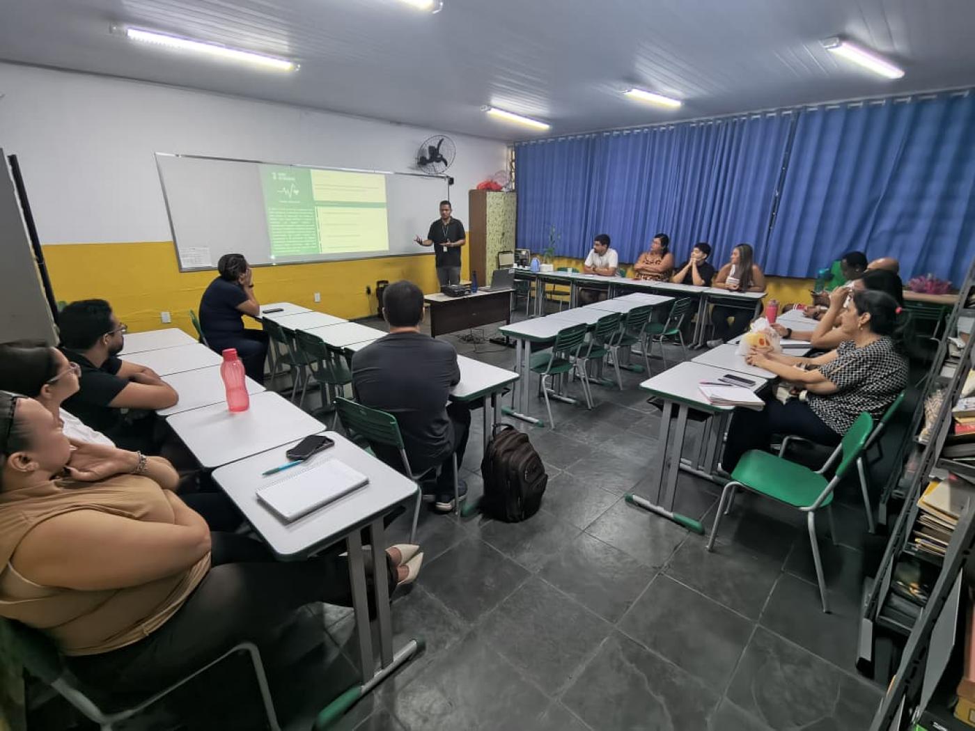 sala de aula com palestra. #paratodosverem