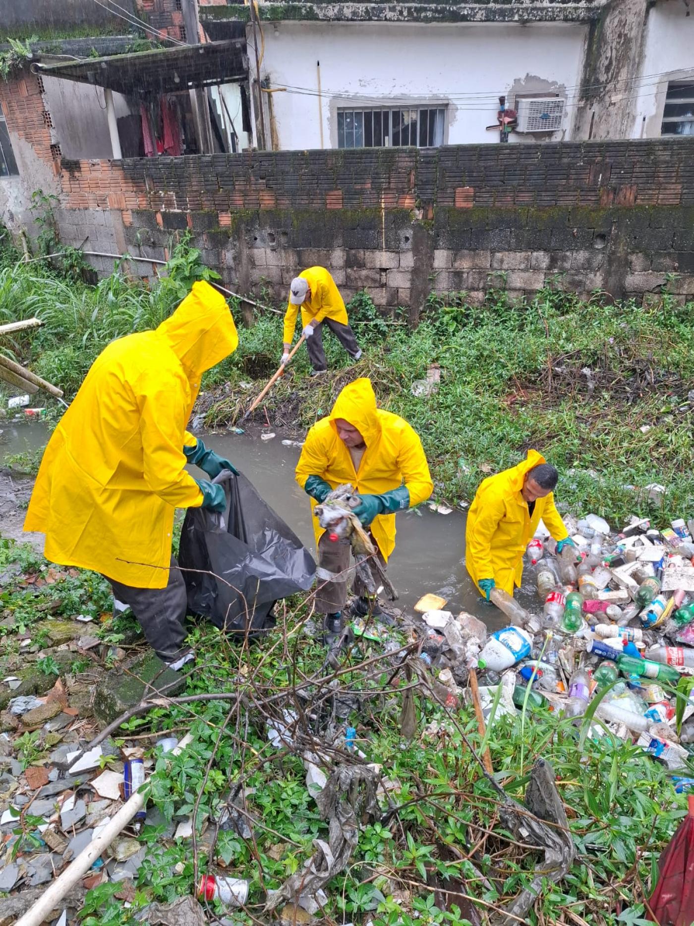 operários limpando canal #paratodosverem 