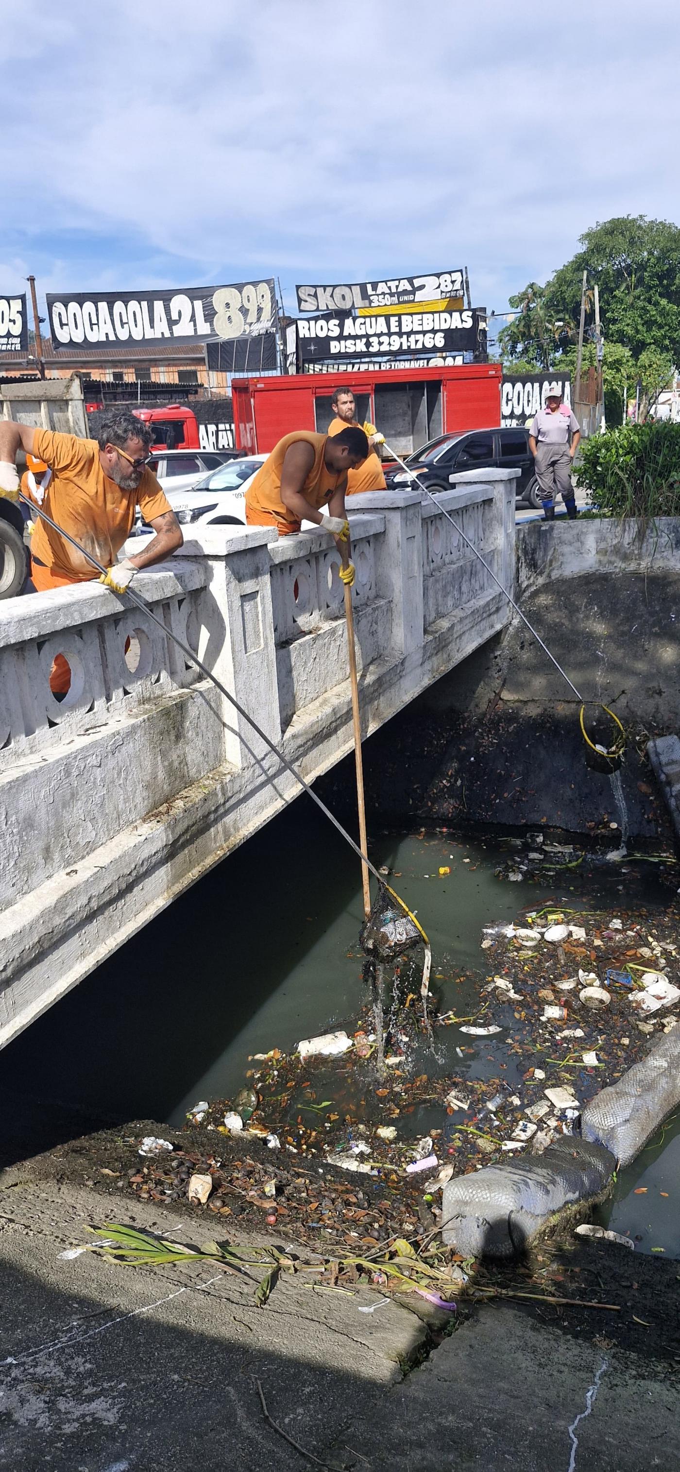 operários limpando canal #paratodosverem 