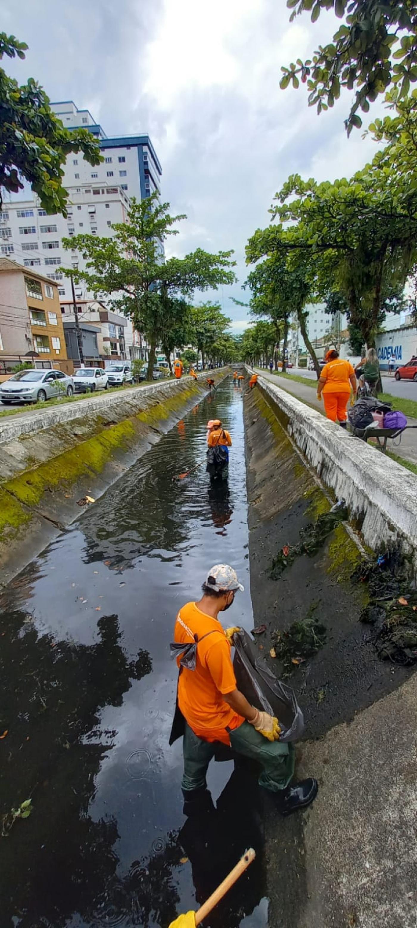 Profissionais trabalham em limpeza dentro do canal #paratodosverem