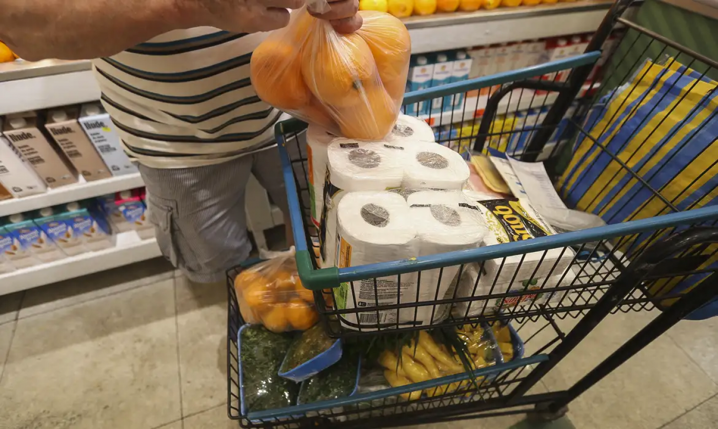 carrinho com produtos de supermercado #paratodosverem 