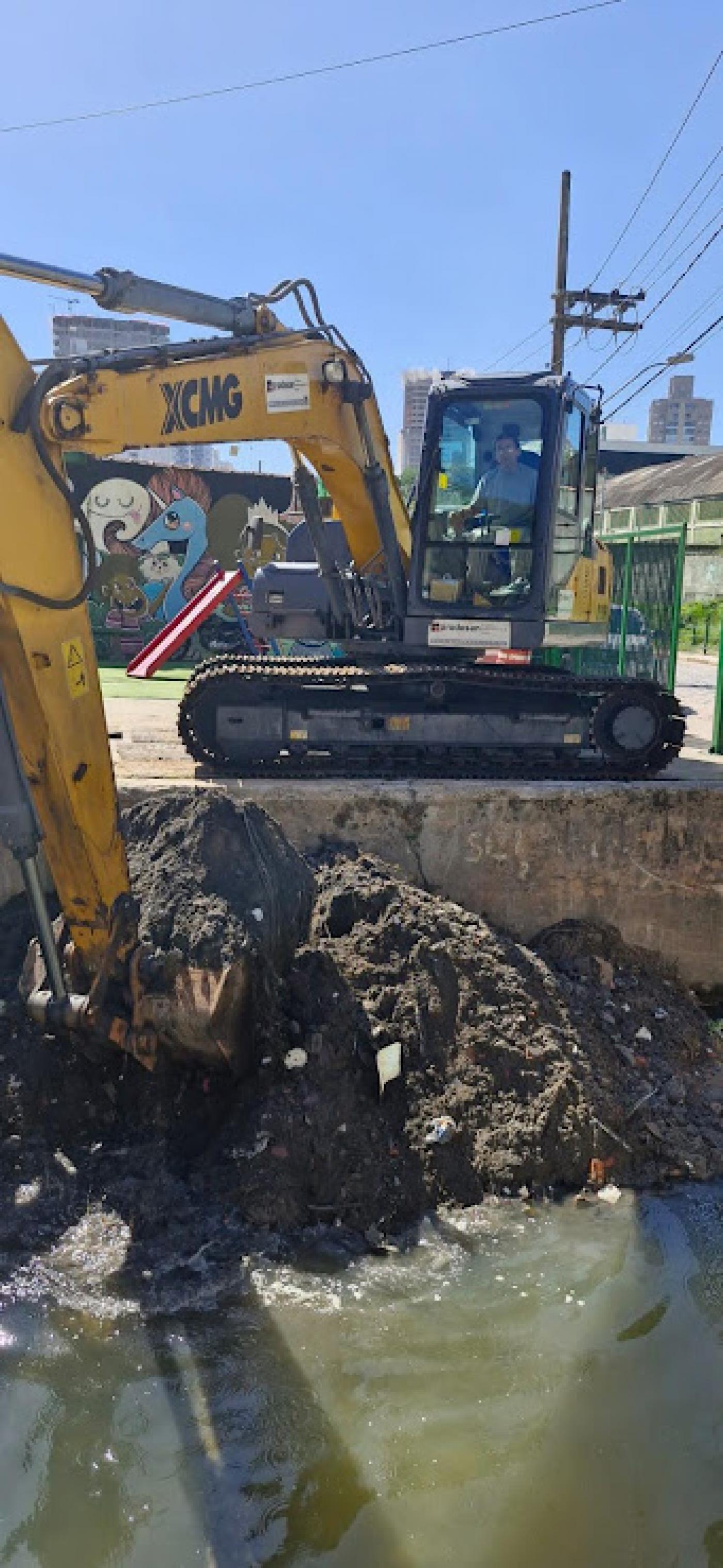 Máquina atuando na limpeza na borda do canal #paratodosverem