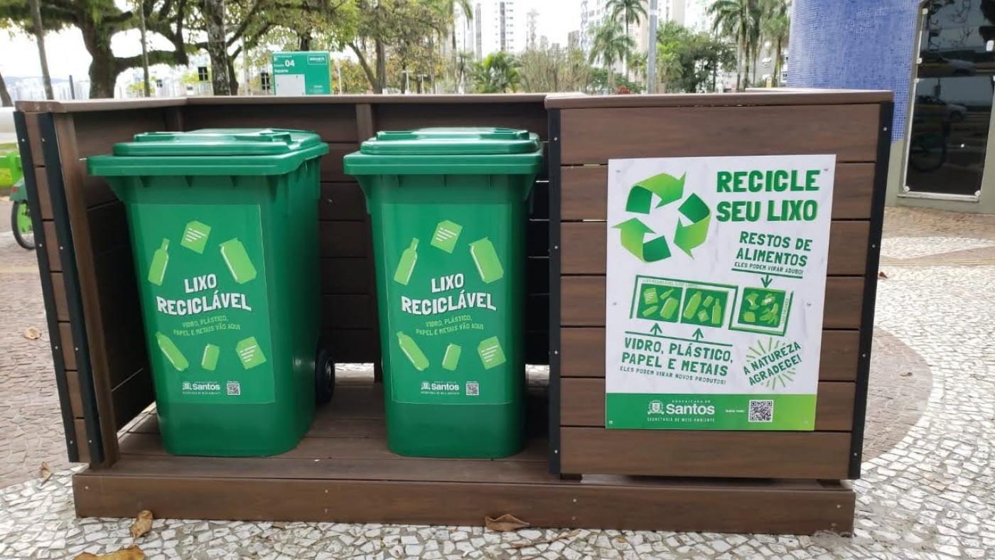 Estrutura com dois contentores e uma mensagem de reciclagem. #Paratodosverem