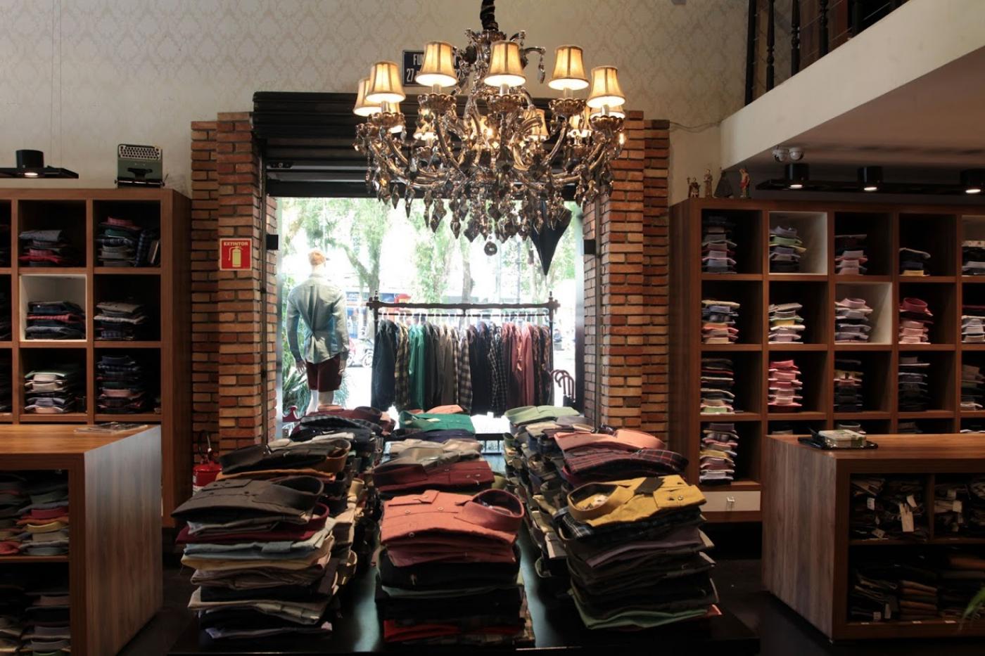 Interior de loja de roupas com vista para a vitrine. #Paratodosverem