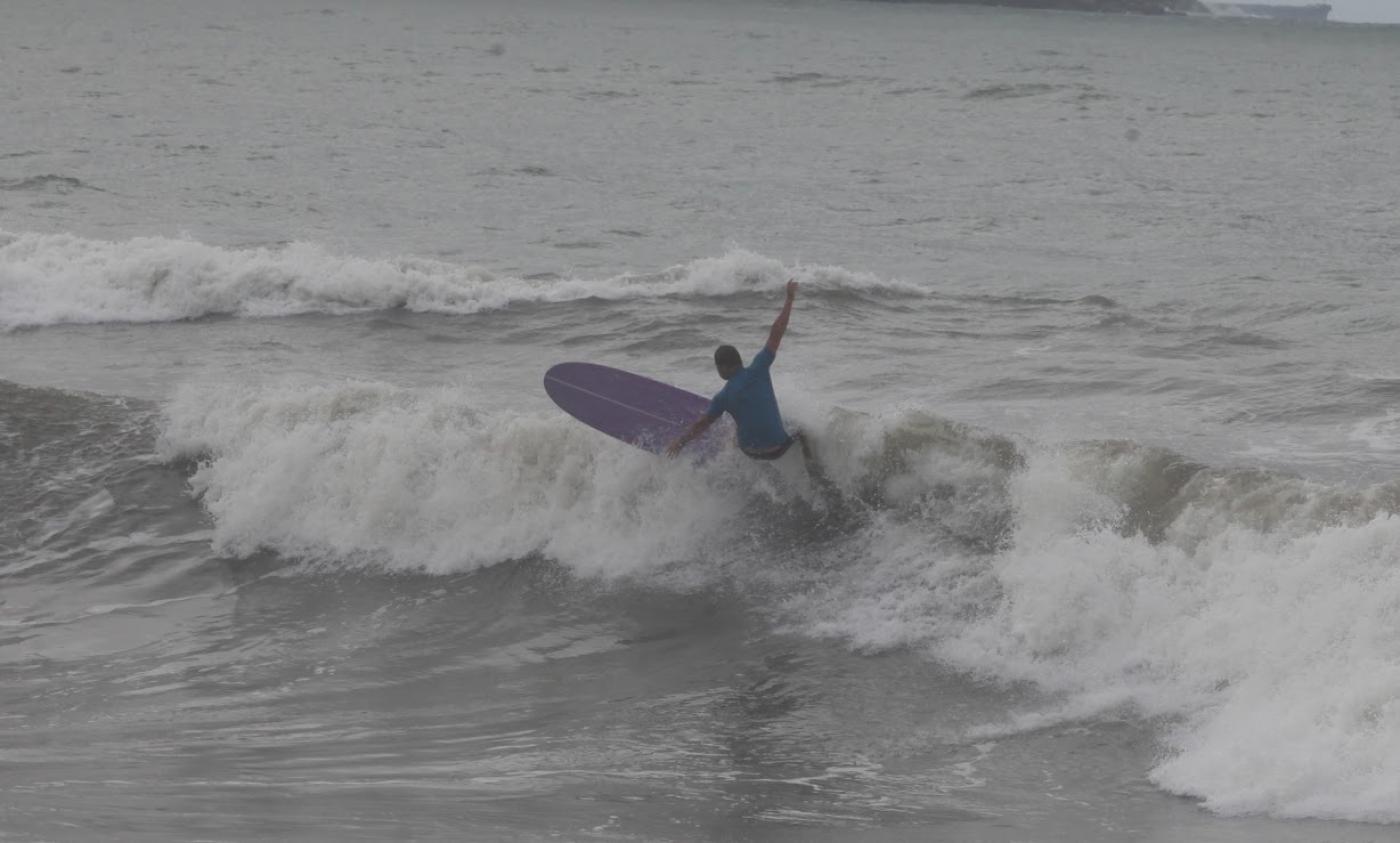 surfista faz manobra no mar #paratodosverem 