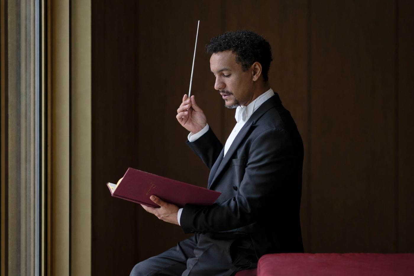 Maestro Luiz de Godoy em apresentação. #Paratodosverem