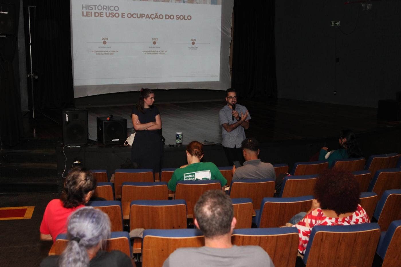 pessoas acompanham a palestra #paratodosverem